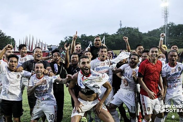 Ofisial Bali United merayakan gelar juara Liga 1 2019 tanpa kehadiran trofi di Stadion H Agus Salim, Padang, Senin (2/12/2019).