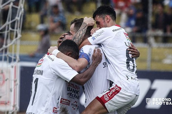 Pemain Bali United merayakan gol yang dicetak oleh Ilija Spasojevic ke gawang Semen Padang pada pekan ke-30 Liga 1 2019.