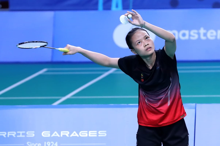 Aksi pemain tunggal putri Indonesia, Fitriani, pada pertandingan melawan Singapura dalam babak semifinal bulu tangkis beregu putri SEA Games 2019 di Muntinlupa Sports Complex, Filipina, 2 Desember 2019.