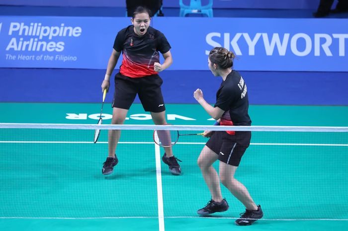 Pasangan ganda putri Indonesia, Siti Fadia Silva Ramadhanti/Ribka Sugiarto, bereaksi setelah memastikan diri ke final SEA Games 2019 di Muntinlupa Sports Center, Manila, Filipina, Senin (2/12/2019).