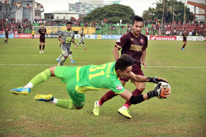 Aksi pemain PSM Makassar Ezra Walian saat nyarin mencetak gol ke gawang Borneo FC yang dikawal Gianluca Claudio Pandeynuwu dalam laga pekan ke-30 Liga 1 2019 pada Senin (2/12/2019) di Stadion Andi Mattalatta, Makassar