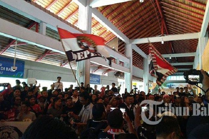 Ratusan suporter Bali United, memadati Bandara I Gusti Ngurah Rai, Selasa (3/12/2019). 