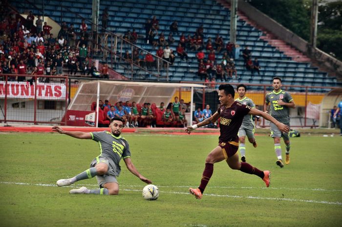 Pemain PSM Makassar, Ferdinand Sinaga, berduel dengan pemain Borneo FC dalam laga pekan ke-30 Liga 1 2019 di Stadion Andi Mattalatta, Makassar pada Senin (2/12/2019).