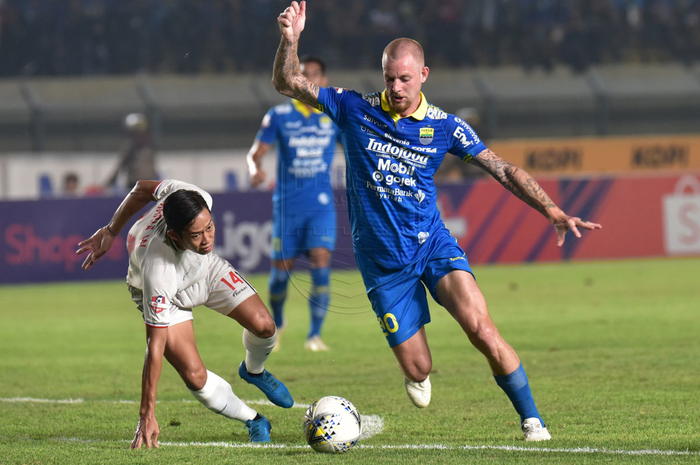 Aksi penyerang Persib Bandung, Kevin van Kippersluis, saat membela timnya menghadapi Persela Lamongan pada pekan ke-30 Liga 1 2019.