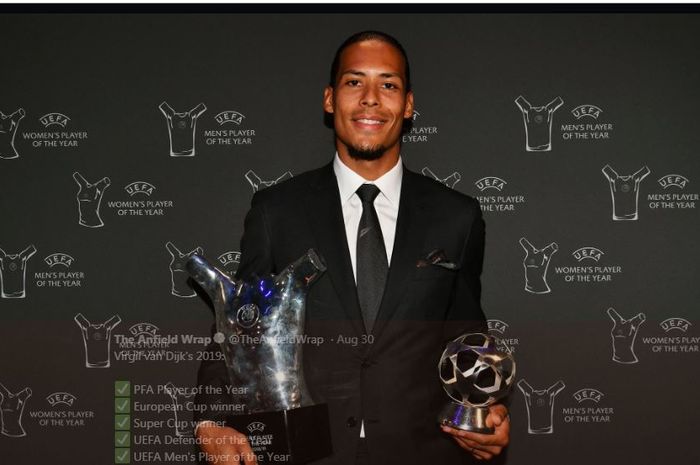 Virgil van Dijk dengan penghargaan pribadinya sebagai Pemain Terbaik UEFA.