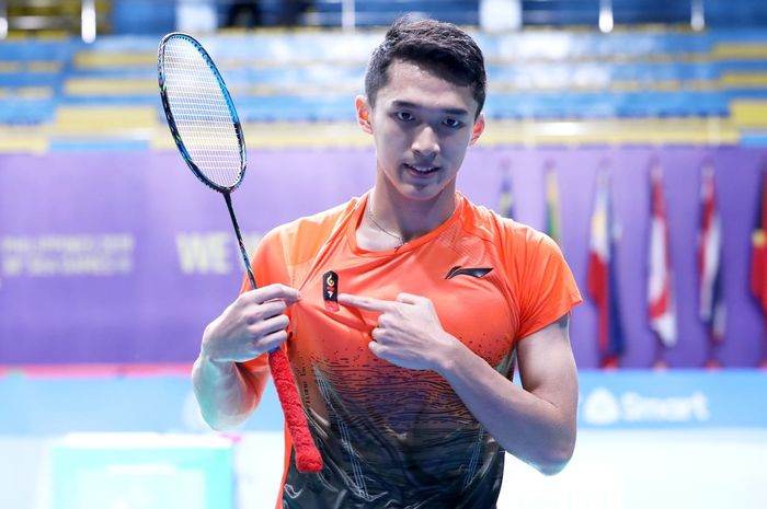 Pebulu tangkis tunggal putra Indonesia, Jonatan Christie, berpose setelah menyumbangkan poin pertama untuk Indonesia pada final beregu putra SEA Games 2019 di Muntinlupa Sports Center, Rabu (4/12/2019).