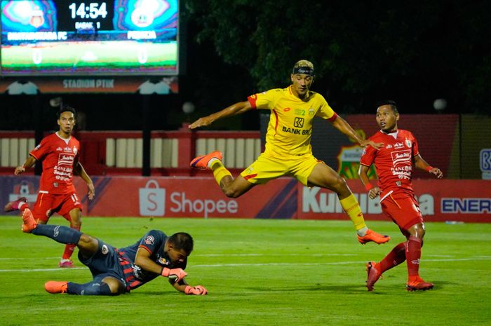 Winger Bhayangkara FC, Bruno Matos, saat berduel dengan kiper Persija Jakarta, Andritany Ardhiyasa, pada laga pekan ke-30 Liga 1 2019.