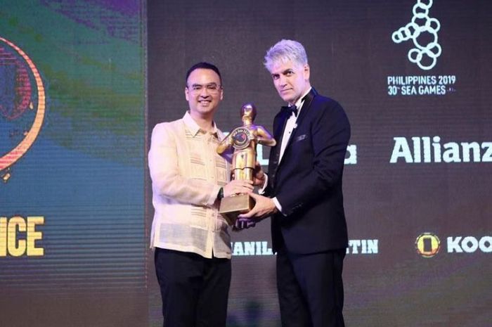 CEO SPIA Eric Gottschalk saat menyerahkan penghargaan kepada Ketua PHISGOC Alan Peter Cayetano  dalam acara The Sports Industry Awards (SPIA) Conference di Grand Hyatt Hotel Manila, Selasa (3/12/2019).