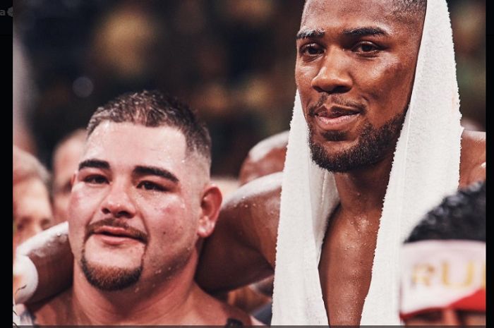 Anthony Joshua (kanan) berangkulan dengan Andy Ruiz Jr. (kiri) setelah keduanya berduel di Madison Square Garden, New York, Amerika Serikat pada Sabtu (1/6/2019) malam waktu setempat