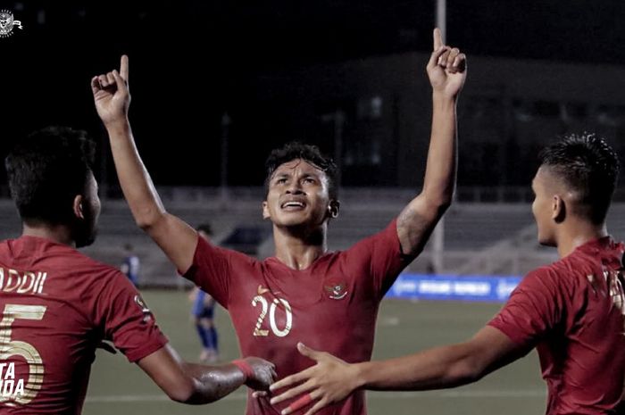 Pemain Timnas U-22 Indonesia Osvaldo Haay (tengah) merayakan golnya ke gawang Timnas U-22 Vietnam dalam babak penyisihan Gurp B SEA Games 2019 di Binan Football Stadium, Binan, Filipina, Selasa (3/12/2019). Indonesia ditantang Myanmar di semifinal.