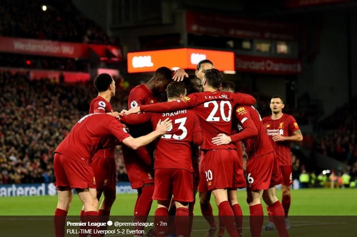 Para pemain Liverpool merayakan gol yang dicetak oleh Sadio Mane yang menjadi gol keempat dalam pertandingan melawan Everton dalam lanjutan pertandingan pekan ke-15 Liga Inggris di Stadion Anfield, Rabu (4/12/2019) atau Kamis dini hari WIB.