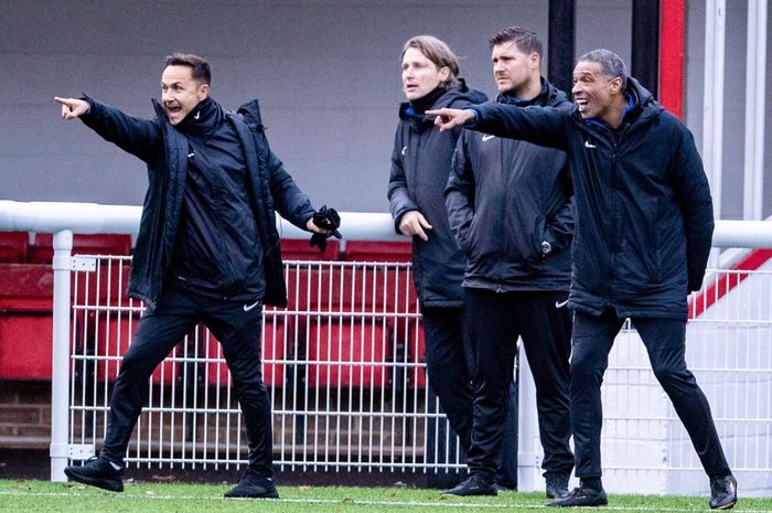 Tim pelatih Garuda Select saat menukangi Alfriyanto dkk ketika menjalani latihan di Inggris.