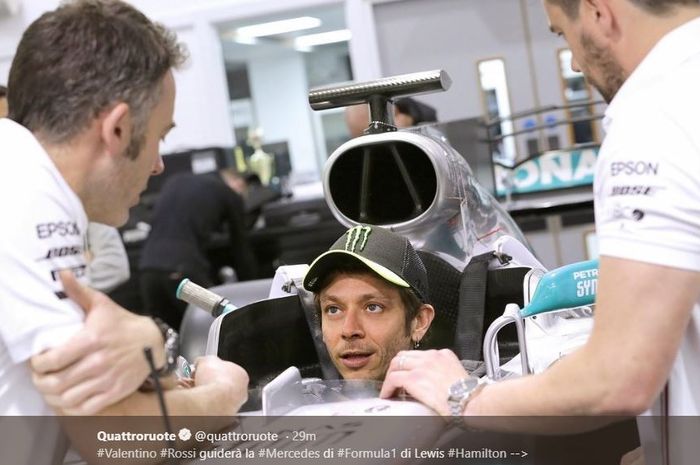 Pembalap Monster Energy Yamaha, Valentino Rossi mencoba mobil  F1 dari tim Mercedes