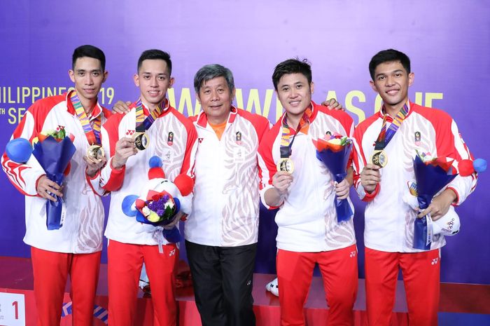 Pelatih kepala ganda putra Indonesia, Herry Iman Pierngadi, berpose dengan tim ganda putra Indonesia untuk SEA Games 2019 di Muntinlupa Sports Center, Manila, Filipina, Rabu (4/12/2019).