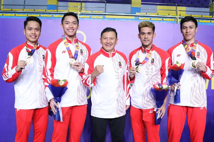 Tim tunggal putra Indonesia berpose dengan pelatih seusai final beregu putra SEA Games 2019 di Muntinlupa Sports Center, Manila, Rabu (5/12/2019).