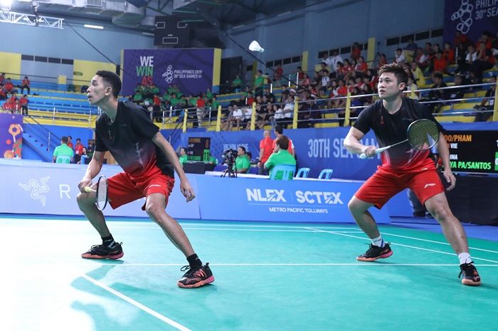 Pebulu tangkis Indonesia, Wahyu Nayaka Arya Pankaryanira/Ade Yusuf Santoso beraksi di cabor bulu tangkis perorangan SEA Games 2019 pada Jumat (6/12/2019).