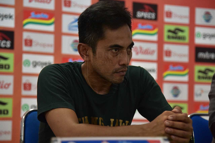 Pelatih PSS Sleman, Seto Nurdiantoro, dalam konferensi pers jelang laga melawan Persib Bandung, Jumat (6/12/2019).