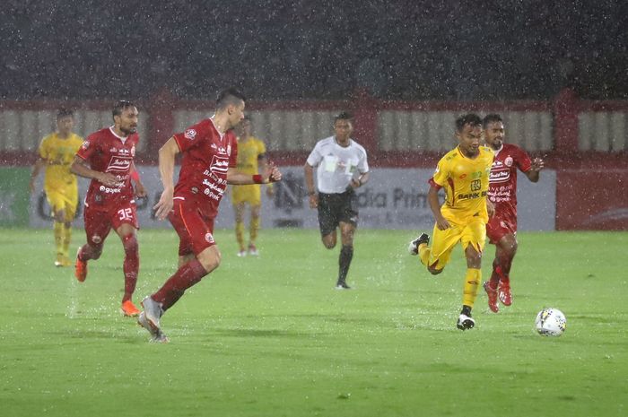 Pesepak bola Bhayangkara FC berebut bola dengan pesepak bola Persija Jakarta dalam laga lanjutan Liga-1 Indonesia di Stadion PTIK, Jakarta Selatan, Rabu (4/12/2019). Bhayangkara FC berhasil mengalahkan Persija Jakarta dengan skor akhir 3-0. 