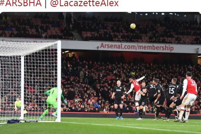 Striker Arsenal, Alexandre Lacazette, mencetak gol sundulan dalam laga Liga Inggris melawan Brighton &amp; Hove Albion di Stadion Emirates, Kamis (5/12/2019).