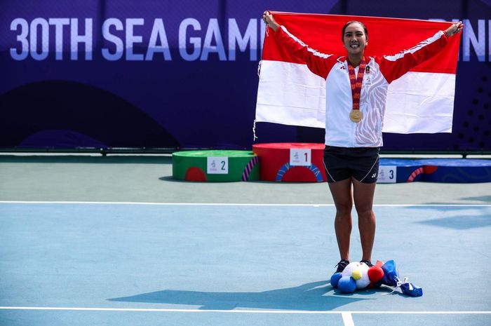 Petenis putri Indonesia, Aldila Sutjiadi, berpose setelah meraih medali emas SEA Games 2019 dari nomor tunggal putri yang berlangsung di Rizal Memorial Tennis Court, Manila, Filipina, Jumat (6/12/2019).