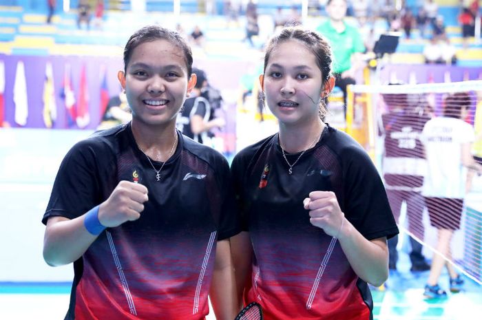 Pasangan ganda putri Indonesia, Siti Fadia Silva Ramadhanti/Ribka Sugiarto, berpose usai menjalani laga SEA Games 2019  di Muntinlupa Sports Complex, Filipina, Jumat (6/12/2019).  