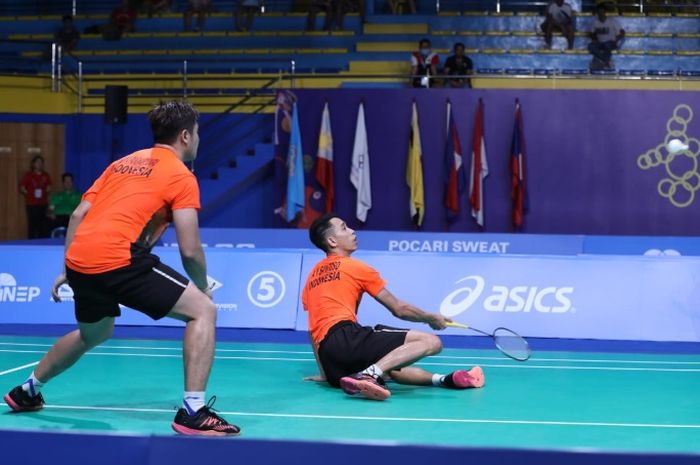 Pasangan ganda putra Indonesia, Wahyu Nayaka Arya Pangkaryanira/Ade Yusuf Santoso saat beraksi dalam ajang SEA Games 2019.