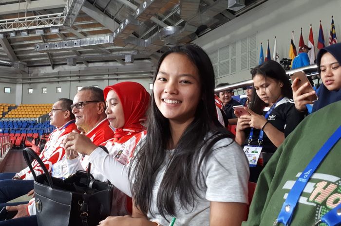 Lifter putri Indonesia, Windi Cantika Aisyah, berpose di sela penyelenggaraan angkat besi SEA Games 2019 di Aquino Stadium, Manila.