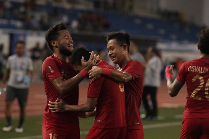 Para pemain timnas U-22 Indonesia merayakan gol Evan Dimas Darmono  ke gawang Myanmar dalam babak semifinal SEA Games 2019 di Stadion Rizal Memorial, Sabtu (7/12/2019)