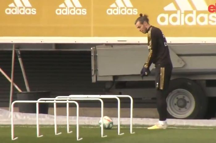 Bukannya latihan sepak bola, pemain Real Madrid, Gareth Bale malah melakukan latihan memukul golf.