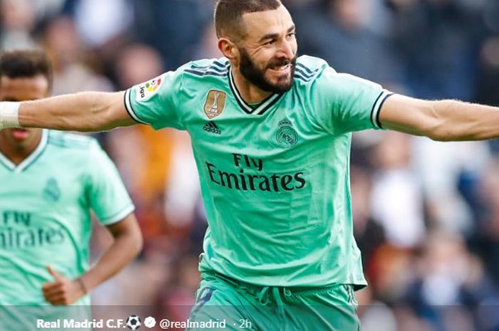 Karim Benzema tampak semringah setelah membawa Real Madrid unggul 2-0 ketika melawan Espanyol pada Sabtu (7/12/2019) di Stadion Santiago Bernabeu, Madrid.