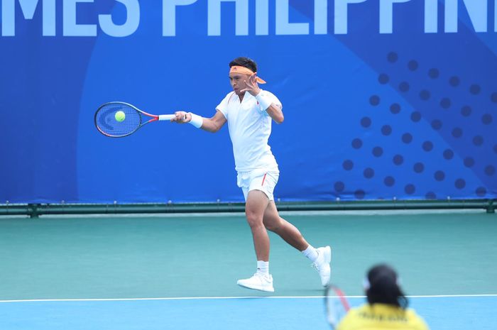 Petenis putra Indonesia, Christoper Rungkat, beraksi pada final nomor ganda campuran SEA Games 2019 di Rizal Memorial Tennis Center, Sabtu (7/12/2019).