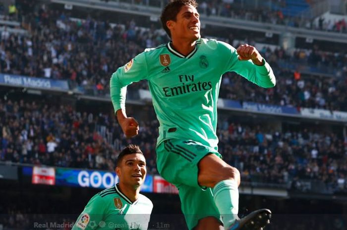 Bek Real Madrid, Raphael Varane, merayakan gol yang dicetaknya ke gawang Espanyol dalam laga La Liga Spanyol pekan ke-16 pada Sabtu (7/12/2019) di Stadion Santiago Bernabeu, Madrid.