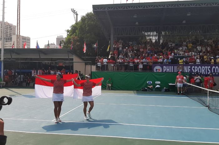 Pasangan ganda putri indonesia, Jessy Rompies/Beatrice Gumulya, berpose setelah mendapat medali emas tenis SEA Games 2019 di Rizal Memorial Tennis Center, Filipina, Sabtu (7/12/2019).