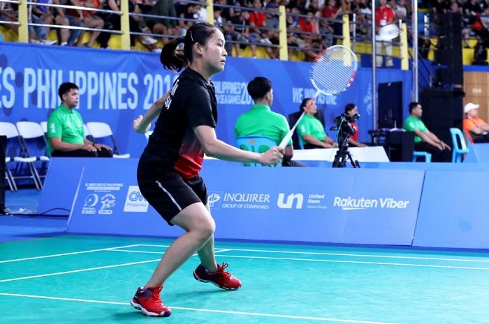 Pebulu tangkis Indonesia, Ruselli Hartawan, beraksi saat menjamu Thet asal Myanmar dalam cabor bulu tangkis perorangan SEA Games 2019 di babak perempat final, Sabtu (7/12/2019).