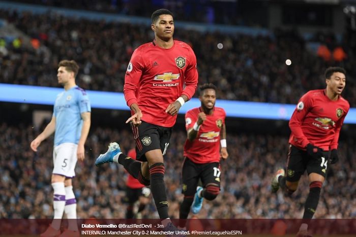 Selebrasi Marcus Rashford setelah sukses mengeksekusi tendangan penalti pada laga melawan Manchester City di Etihad Stadium, Sabtu (7/12/2019).