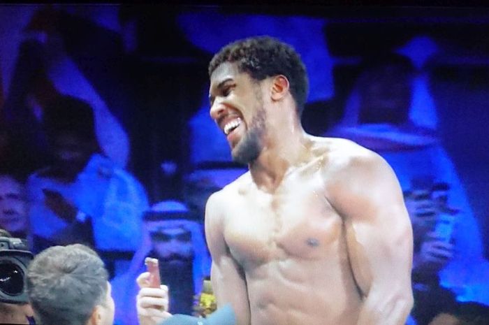 Anthony Joshua merayakan kemenangannya atas Andy Ruiz Jr di Arab Saudi pada Minggu (8/12/2019).
