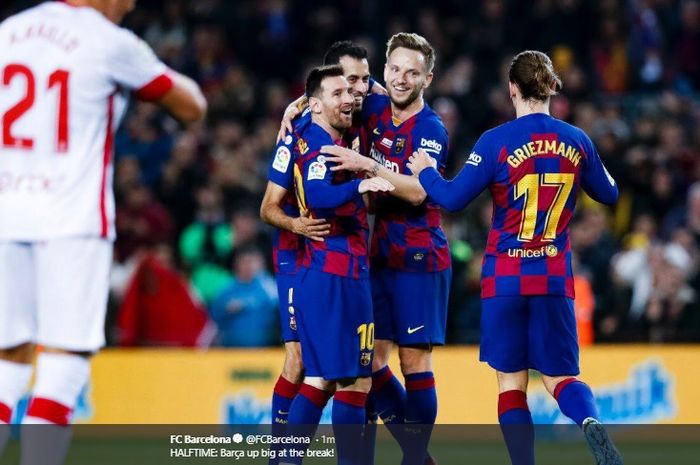 Para pemain Barcelona merayakan gol kedua Lionel Messi ke gawang Real Mallorca di Stadion Camp Nou, Sabtu (7/12/2019).