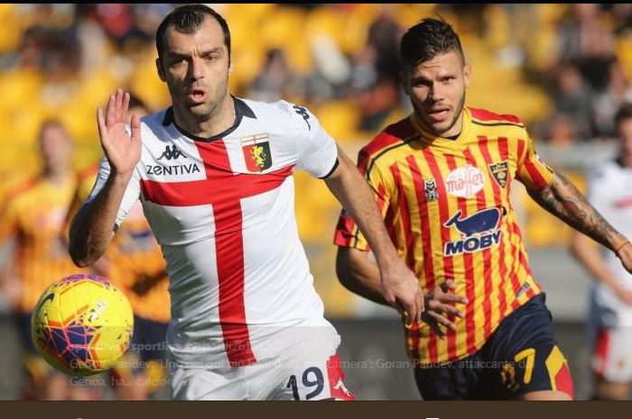 Goran Pandev (kiri) cetak gol indah ke gawang Lecce.