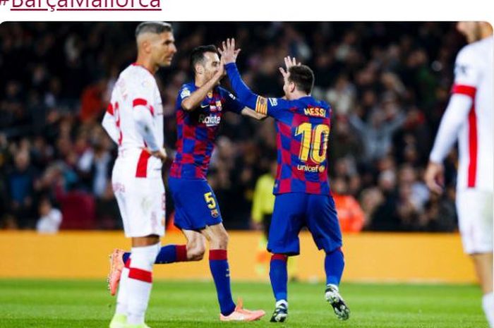 Megabintang Barcelona, Lionel Messi, merayakan gol yang dicetak ke gawang Real Mallorca dalam laga Liga Spanyol di Stadion Camp Nou, Sabtu (7/12/2019).