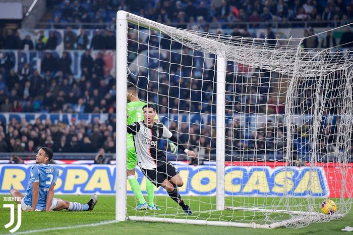 Megabintang Juventus, Cristiano Ronaldo, merayakan golnya dalam laga Liga Italia melawan Lazio di Stadion Olimpico, Sabtu (7/12/2019).