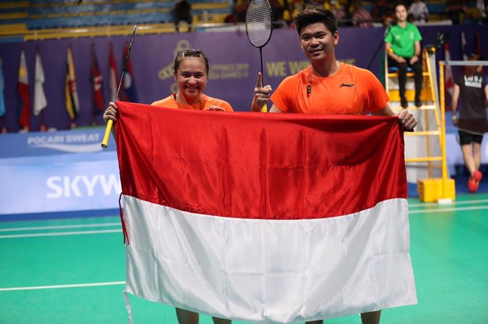 Pasangan ganda campuran Indonesia, Praveen Jordan/Melati Daeva Oktavianti, berpose setelah memastikan medali emas nomor perorangan SEA Games 2019 di Muntinlupa Sports Center, Manila, Senin (9/12/2019).