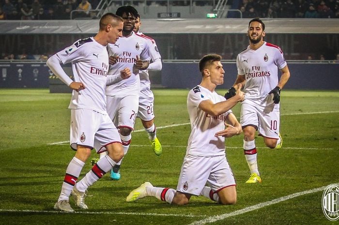 Krzysztof Piatek melakukan selebrasi usai menjebol gawang Bologna lewat titik putih dalam pertandingan Liga Italia, Minggu (8/12/2019).