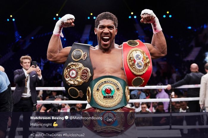 Petinju kelas berat, Anthony Joshua memamerkan berbagai gelarnya. Gelar tersebut antara lain IBF, IBO, WBO, dan WBA.