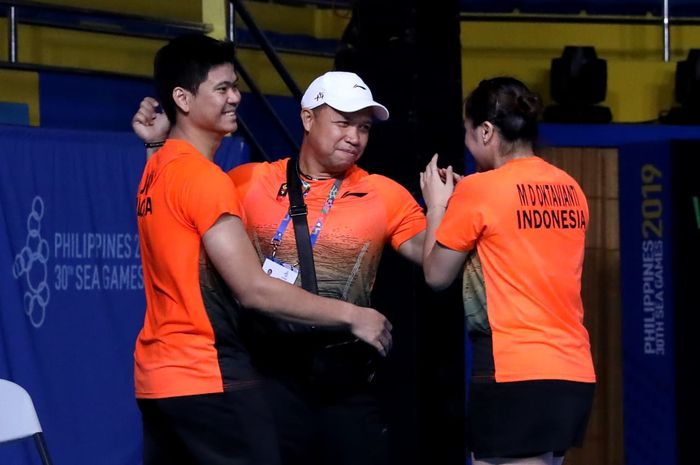 Pasangan ganda canpuran Indonesia, Praveen/Melati Daeva Oktavianti, bersalaman kepada pelatih Richard Mainaky seusai memastikan medali emas SEA Games 2019 di Muntinlupa Sports Center, Senin (9/12/2019).