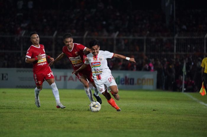 Suasana pertandingan antara Perseru Badak Lampung dan Persija Jakarta di Stadion Sumpah Pemuda, Bandar Lampung, Minggu (8/12/2019).