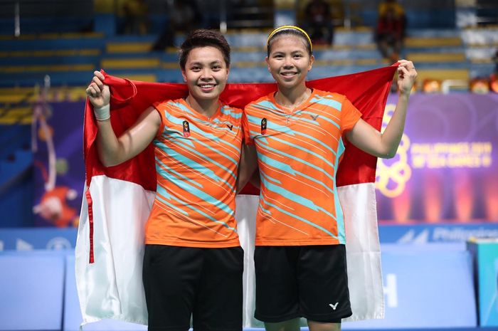 Pasangan ganda putri Indonesia, Greysia Polii/Apriyani Rahayu, berpose setelah memastikan meraih medali SEA Games 2019 di Muntinlupa Sports Center, Manila, Senin (9/12/2019).