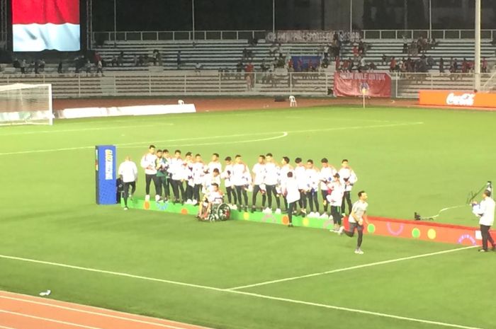 Gelandang timnas U-22 Indonesia, Evan Dimas, terlihat harus menggunakan kursi roda selepas pertandingan melawan Vietnam pada laga final SEA Games 2019 di Stadion Rizal Memorial, Manila, Filipina, Selasa (10/12/2019).