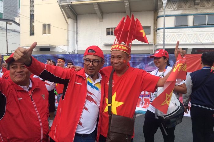 Momen keakraban suporter timnas U-22 Indonesia dan pendukung Vietnam jelang laga final SEA Games 2019 di Stadion Rizal Memorial, Manila, Filipina, Selasa (10/12/2019).