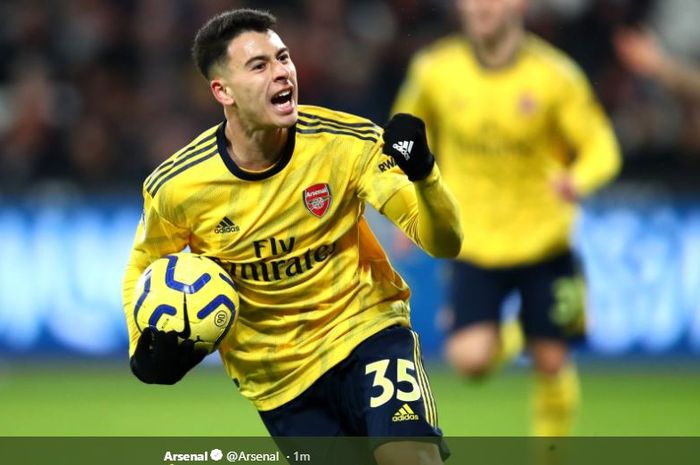 Striker muda Arsenal, Gabriel Martinelli, menyarangkan bola ke gawang West Ham United pada laga Liga Inggris pekan ke-16, Selasa (10/12/2019) di Stadion London.