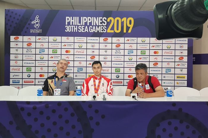 Dari kiri ke kanan, Pascal Wilmar (asisten pelatih), Nizar Zulfikar (kapten), dan Santiaji (manajer timnas) bola voli putra Indonesia saat konferensi pers seusai merebut medali emas SEA Games 2019 di Philsports Arena, Manila, Filipina, Selasa (10/12/2019).